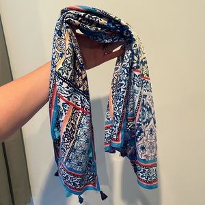 Multicolor women’s Chase Lands End scarf. Very good condition and really cute